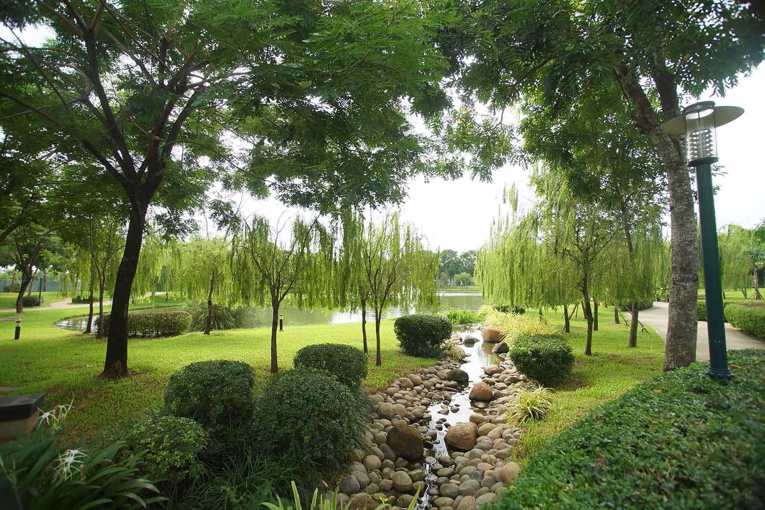 Mảng xanh rộng đến 16ha được đầu tư kỹ lưỡng tại Celadon City tạo điều kiện lý tưởng hình thành khu đô thị kiểu mẫu cho cư dân.