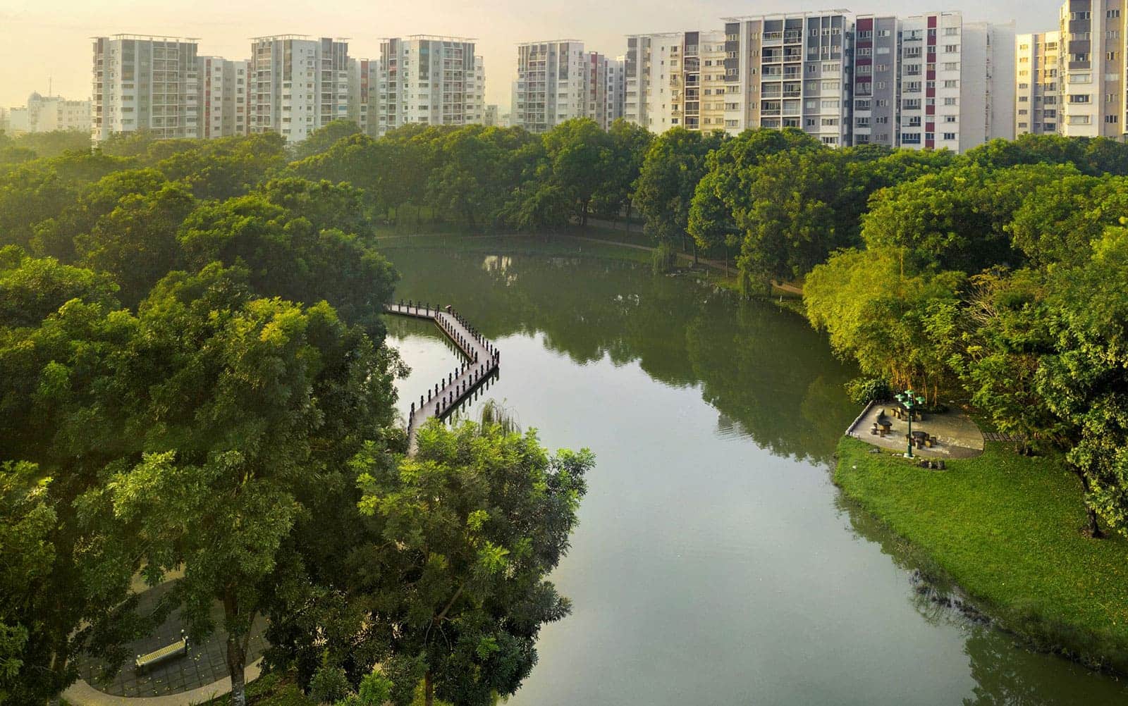 Một góc xanh mát của Celadon City, nổi bật với hồ cảnh quan uốn lượn bao quanh công viên rộng 16,4ha.