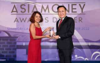 Đại diện Asiamoney và đại diện Gamuda Berhad tại lễ trao giải. Ảnh: Gamuda Berhad.